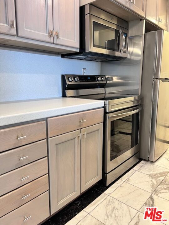 Building Photo - 906 N Doheny Dr