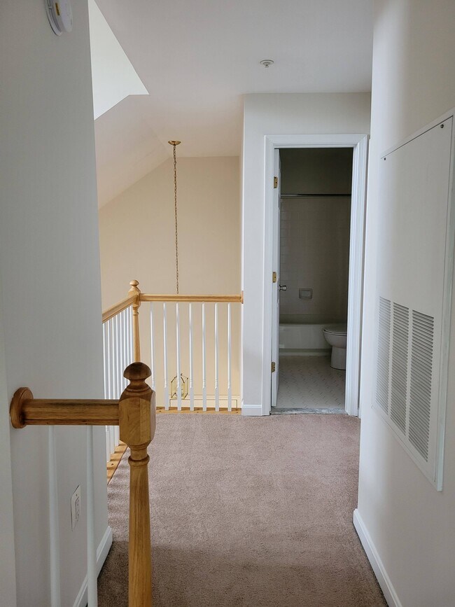 Building Photo - 913 Hillside Lake Terrace