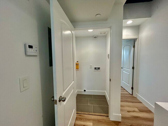 Building Photo - NewB La T 8418