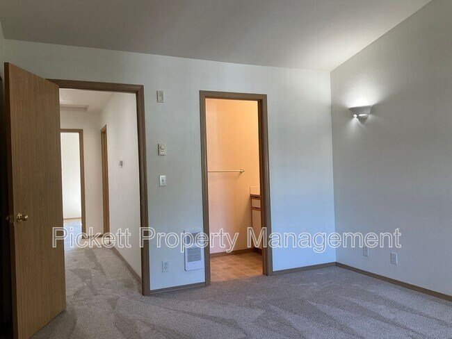 Building Photo - 681 Northpark Ln