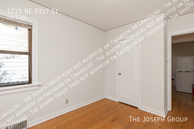 Building Photo - 1215 NE 91st St