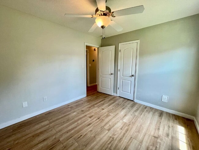 Building Photo - Charming 3-Bedroom Haven With 2 Full Baths...