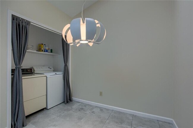 Building Photo - 12320 Thompkins Dr