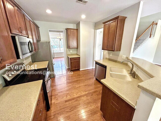 Building Photo - Beautiful 3-Bedroom Home with Garage / Pet...