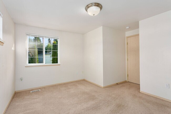 Building Photo - Spacious 3 Bed, 2 Bath Home with Garage & Large Yard in Puyallup!