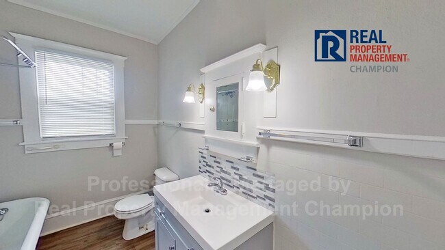 Building Photo - Charming 3 BD/1 BA Home with Fresh Updates...