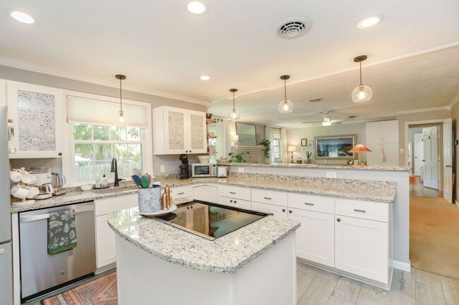 Building Photo - Charming 2BR in Historic Home – Bright, Sp...