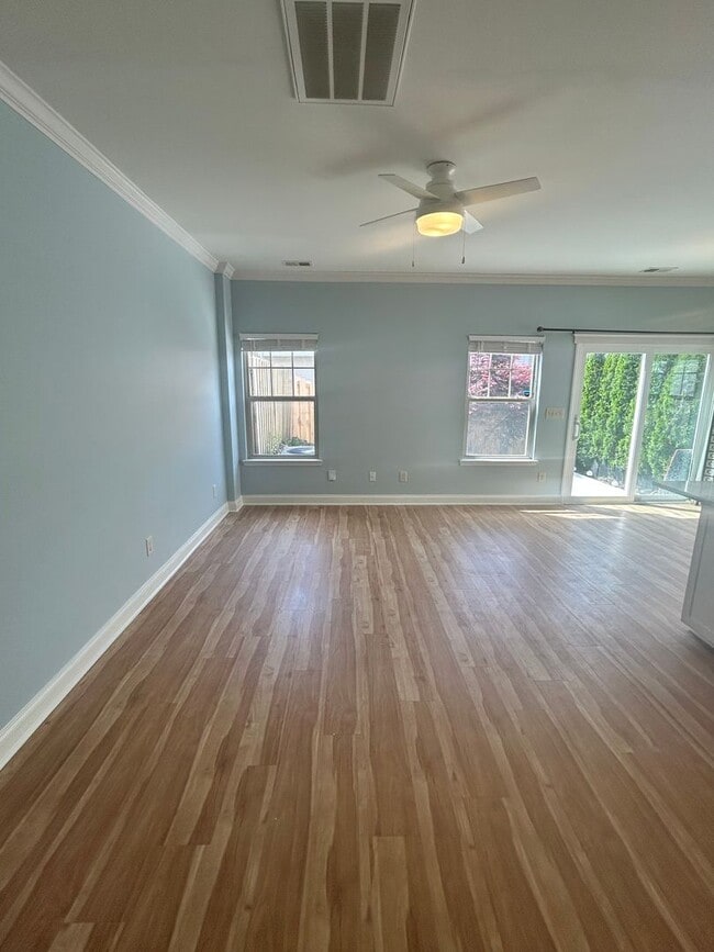 Building Photo - Two master suites - Super Location - Must See!