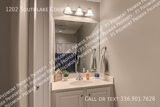 Building Photo - 1202 Southlake Ct