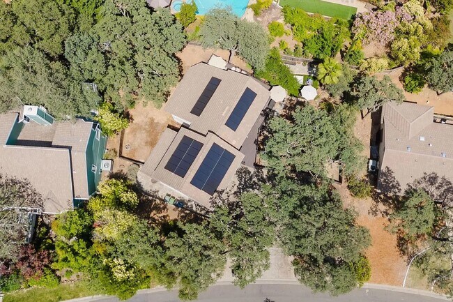 Building Photo - Luxury 5 Bedroom Home with Panoramic Views...