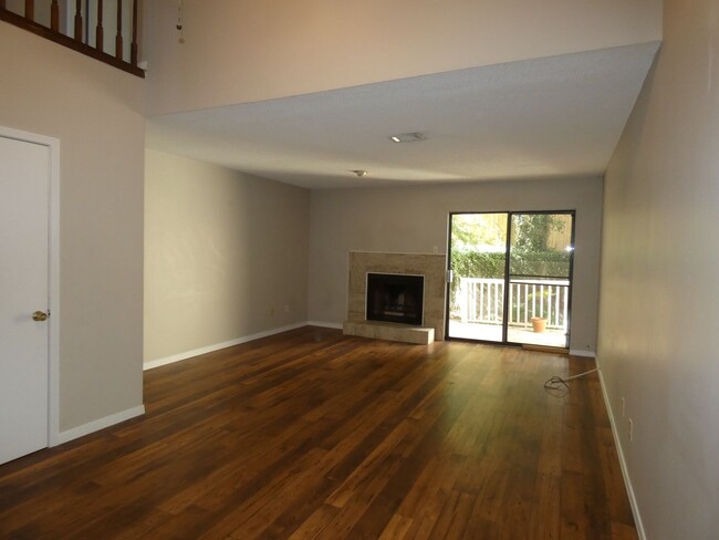 Building Photo - Nice Townhome - Wood Floors