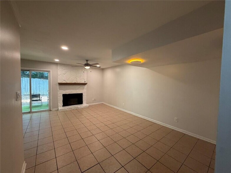 Building Photo - Room in Townhome on Baker Ct