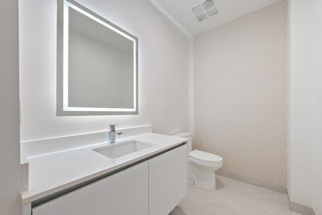 Building Photo - 220 Lake Shore Dr