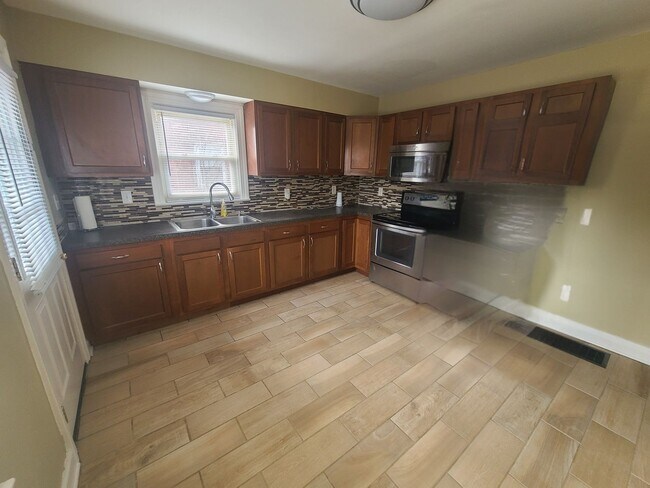 Building Photo - Extra clean and spacious home with a finis...