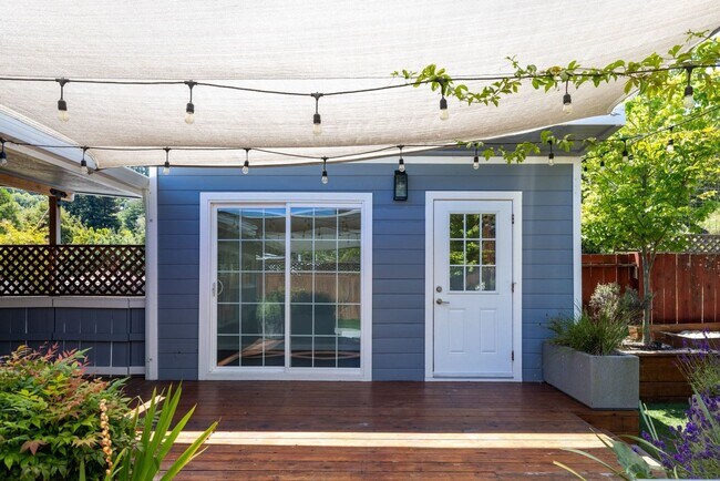 Building Photo - Beautiful Duplex In Highly Desirable San Rafael!