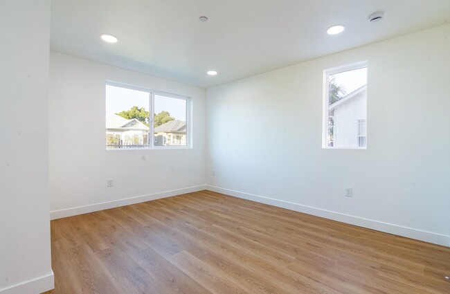 Building Photo - 912 56th St