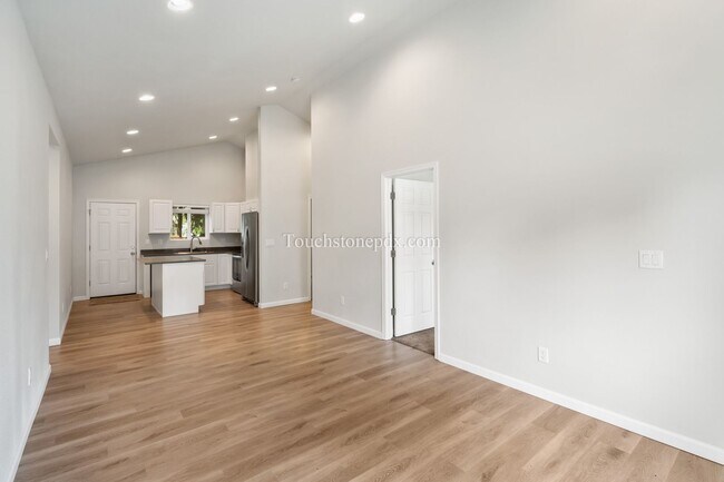 Building Photo - 826 SE 155th Ave