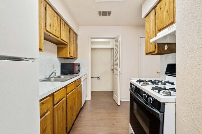 Building Photo - 2 Bedroom, 1.5 Bath Apartment In Lockhart