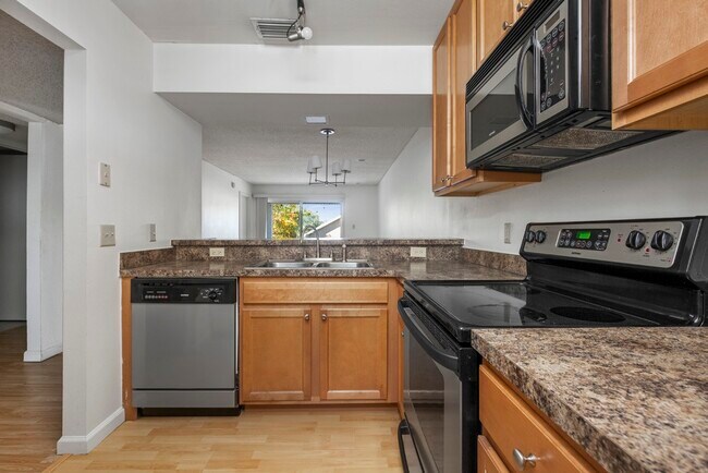 Building Photo - 2808 Plaza Terrace Dr