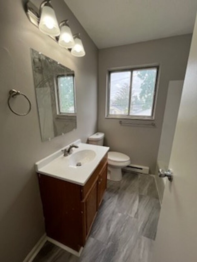 Building Photo - Newly Updated 2 BR/ 1 BA townhome MOVE-IN ...