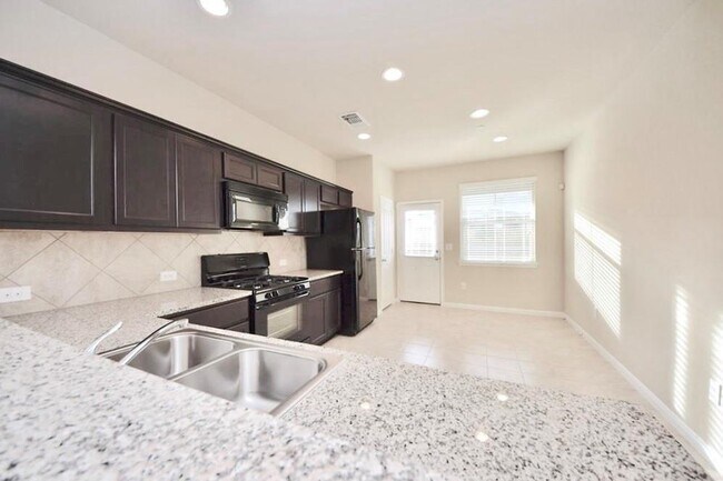 Building Photo - 2880 Donnell Dr