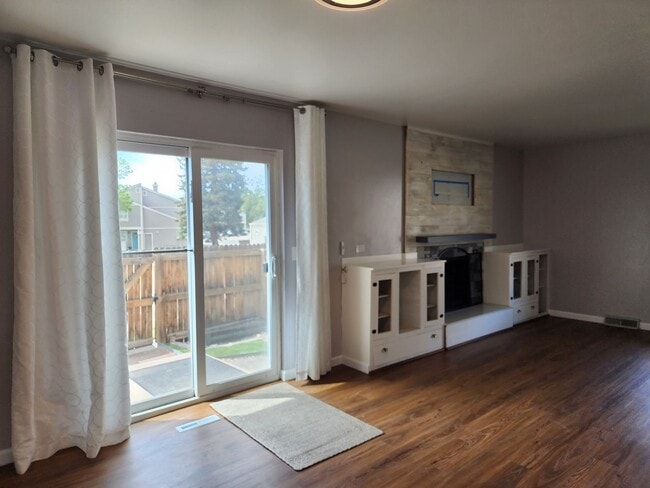 Building Photo - Updated 3 Bedroom Townhome in Great Area!