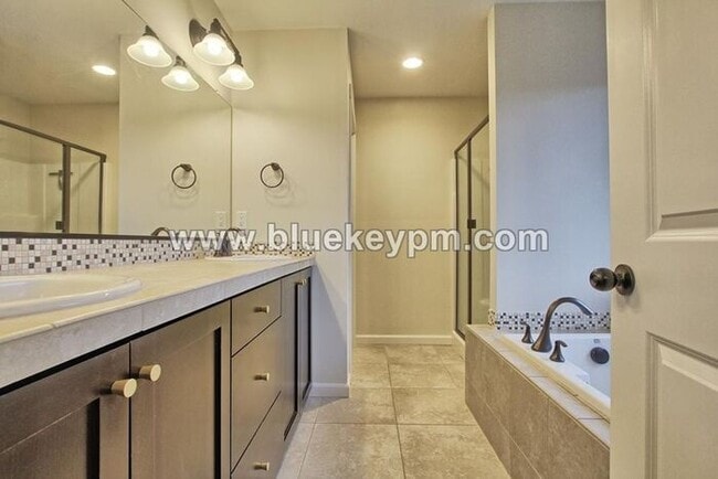 Building Photo - 3 Bed, 2.5 Bath Luxury Pet Friendly Home in Ridgefield