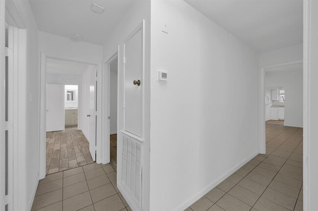 Building Photo - 3 W Woodtimber Ct
