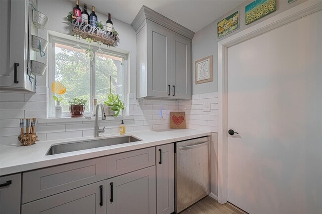 Building Photo - 1941 Heights Dr