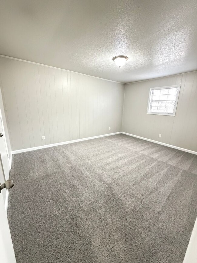 Building Photo - Oxford-2 Bedrooms