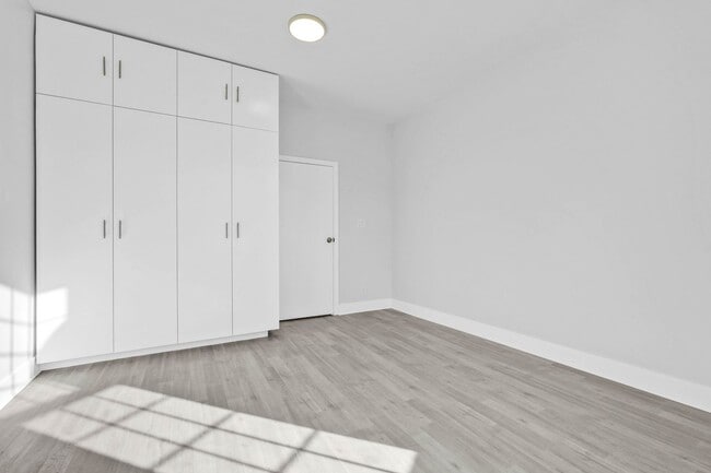 Building Photo - Spacious and Bright Renovated Parlour 2 BR/1BA with  Exclusive Backyard Access