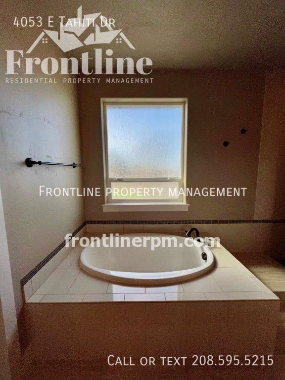 Building Photo - 4053 E Tahiti Dr
