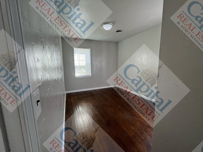 Building Photo - Cute and Cozy