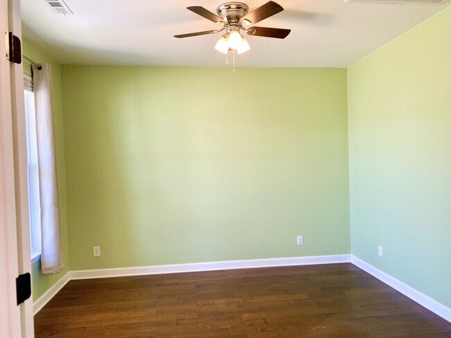 Building Photo - Great Location!! - 3 bedroom 2.5 bath home