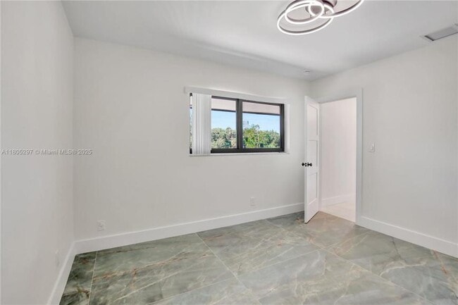 Building Photo - 2 bedroom in Dania FL 33312