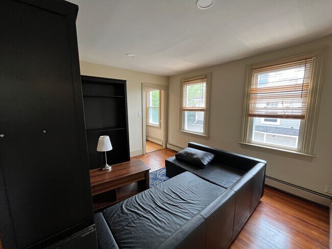 Building Photo - Mansfield Heights | 317-319 Mansfield St.