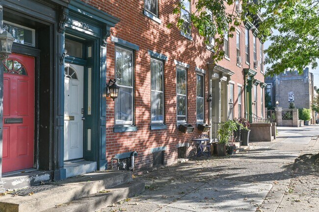 Primary Photo - Large 3 Bedroom Single Family Home on Fors...