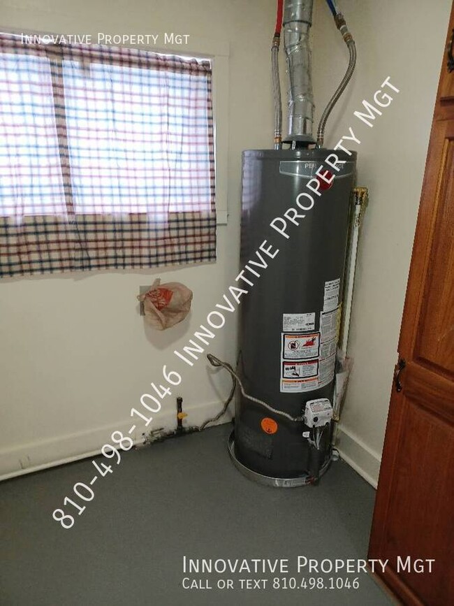 Building Photo - 1077 W Bergin Ave