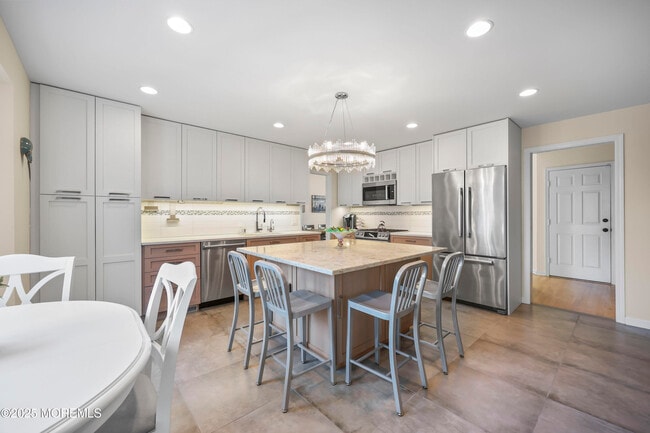 Building Photo - 202 2nd Ave