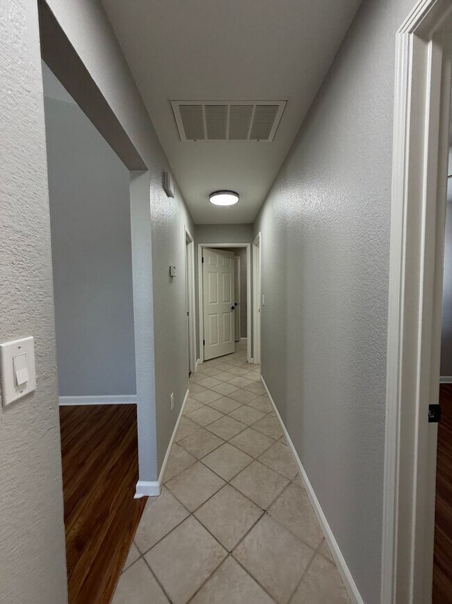 Building Photo - Beautifully Updated 3 Bedroom Home