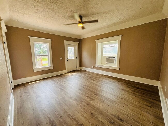 Building Photo - 404 N Georgie Ave