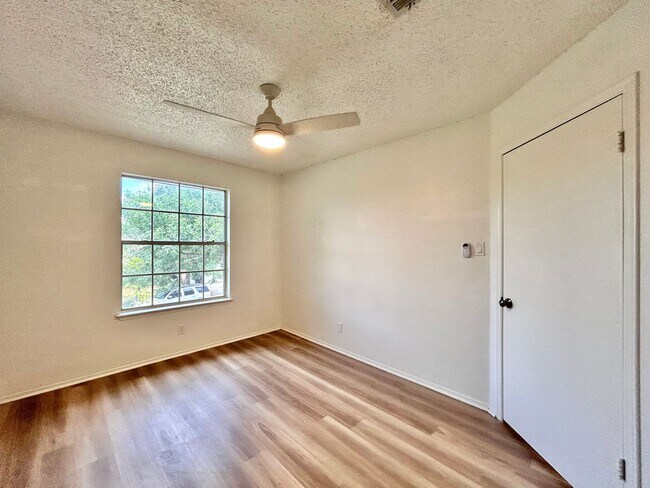 Building Photo - Spacious 3BR/2.5BA Two-Level Home with Fen...