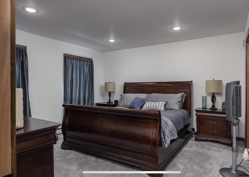 Primary Room - 415 E 5th Ave