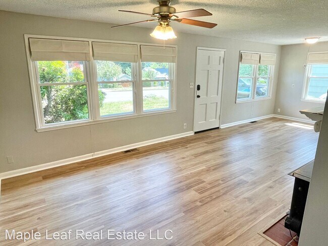 Building Photo - 3 br, 1.5 bath House - 11721 Roosevelt Way NE