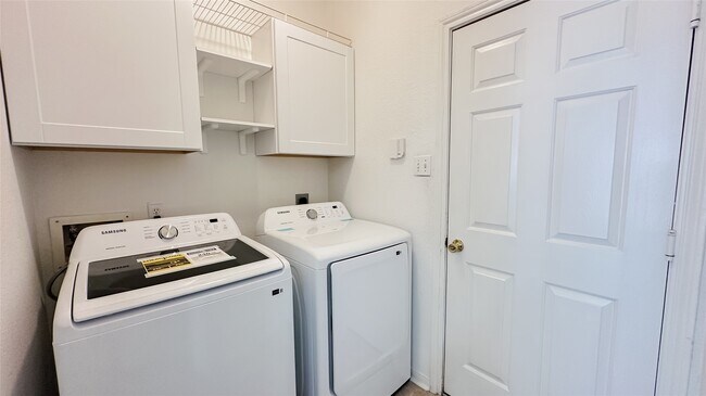 Building Photo - 13433 Hidden Valley Dr