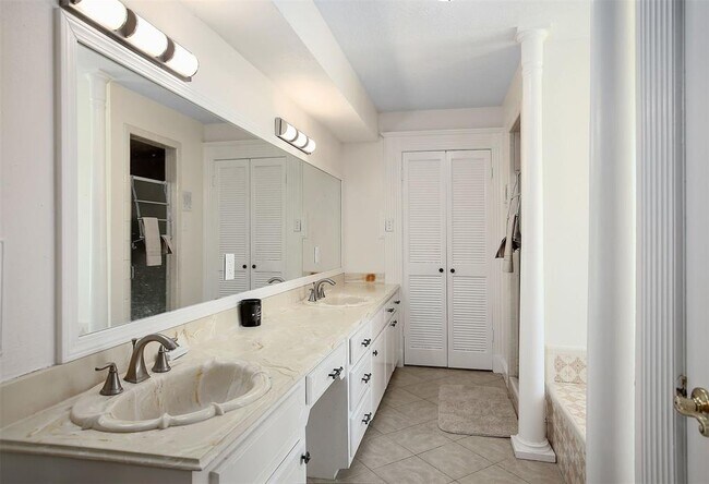 Building Photo - 10455 Antrim Ln