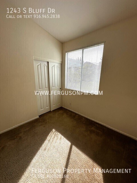 Building Photo - 1243 S Bluff Dr