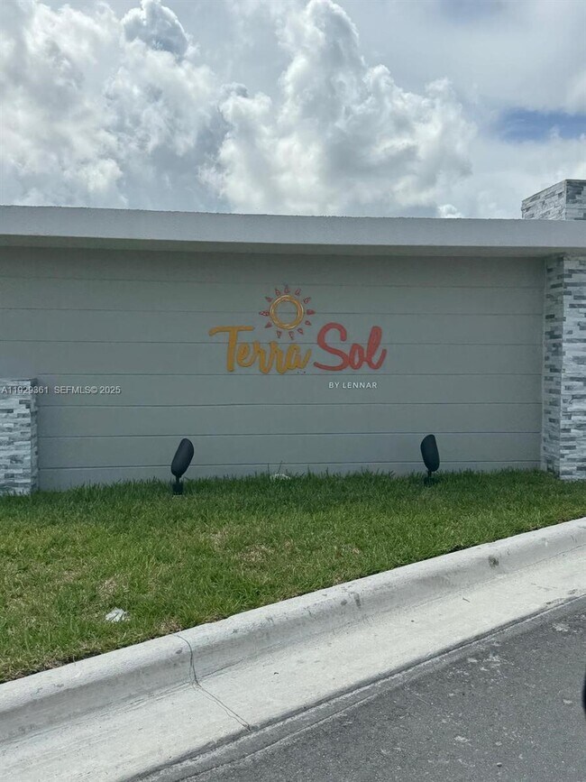 Building Photo - 635 SE 13th St Cir