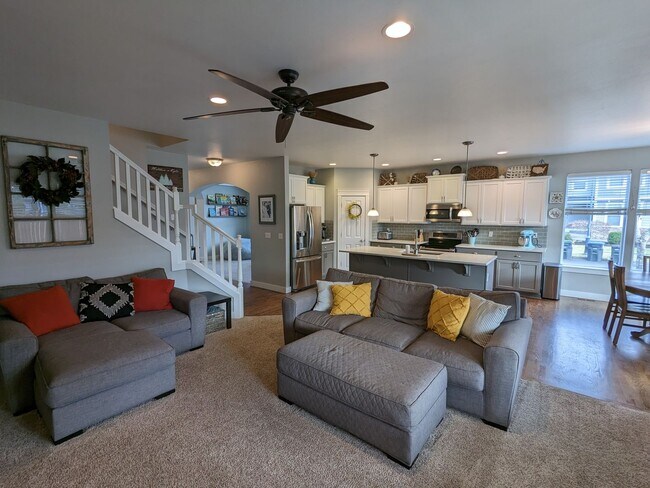 Building Photo - Large 3BD plus bonus rm and den