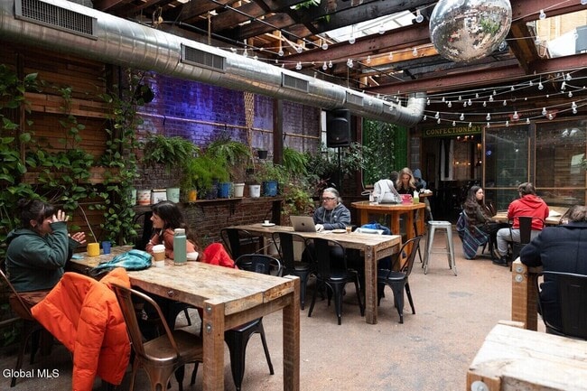 Building Photo - 5 Broadway